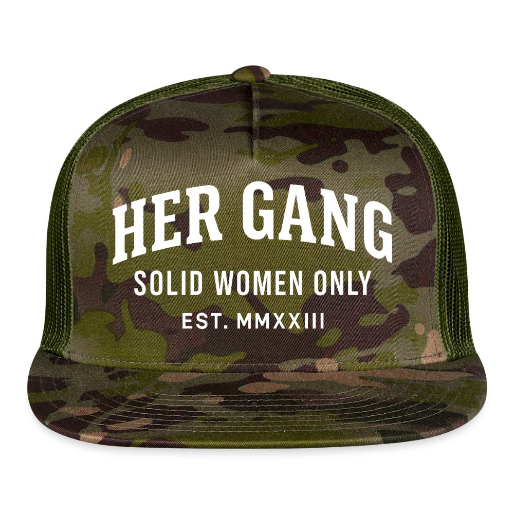 HER GANG . SOLID WOMEN ONLY. Trucker Hat - MultiCam\green