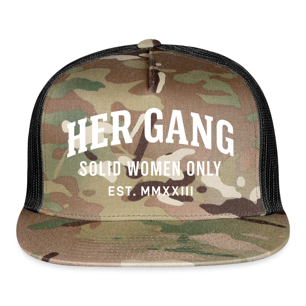 HER GANG . SOLID WOMEN ONLY. Trucker Hat - MultiCam\black